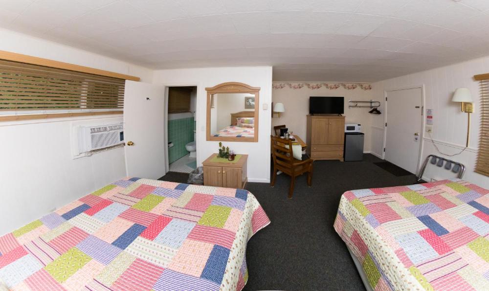 Deluxe Quadruple Room interior
